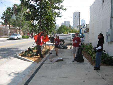 01 26 08 University of Miami volunteers working greenway along North River Drive